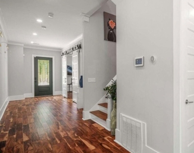 1520 Columbia Drive - Photo Thumbnail 4