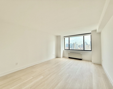West 42nd Street & 9th Avenue - Photo Thumbnail 2