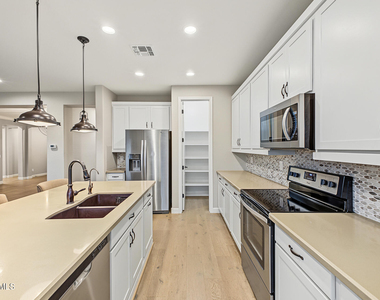 547 S 197th Avenue - Photo Thumbnail 17