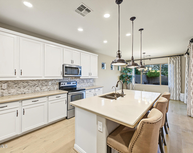 547 S 197th Avenue - Photo Thumbnail 14