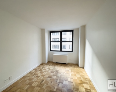 East 49 Street - Photo Thumbnail 2