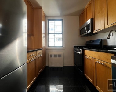 East 79th Street - Photo Thumbnail 3
