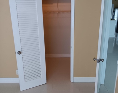 1114 Lake Terrace - Photo Thumbnail 9