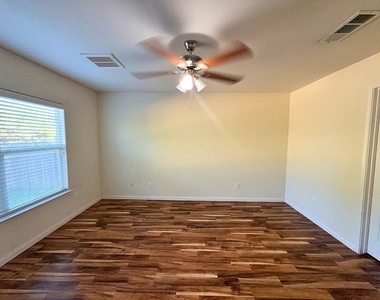 10009 Iron Ridge Drive - Photo Thumbnail 5
