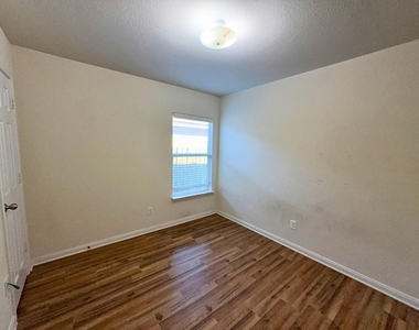10009 Iron Ridge Drive - Photo Thumbnail 12