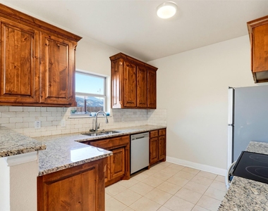 4721 Woodview Lane - Photo Thumbnail 7
