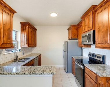 4721 Woodview Lane - Photo Thumbnail 8