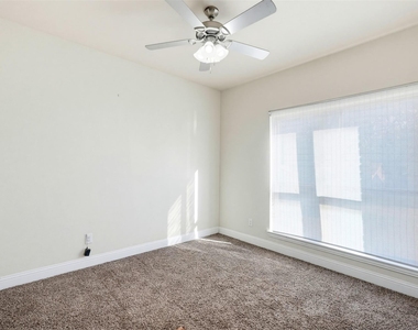 4721 Woodview Lane - Photo Thumbnail 15