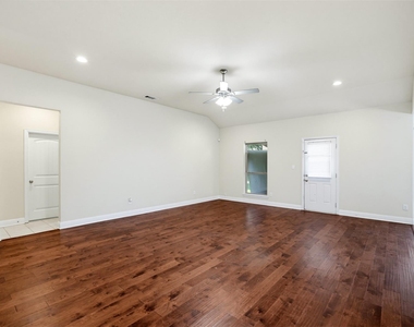 4721 Woodview Lane - Photo Thumbnail 2