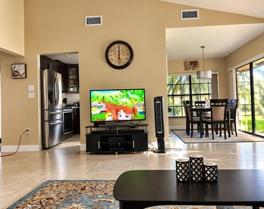 572 Sw 28th Avenue - Photo Thumbnail 9