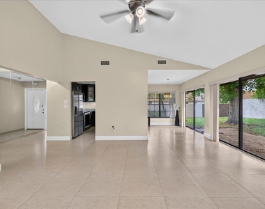 572 Sw 28th Avenue - Photo Thumbnail 8