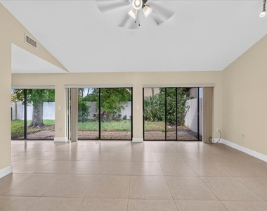 572 Sw 28th Avenue - Photo Thumbnail 2