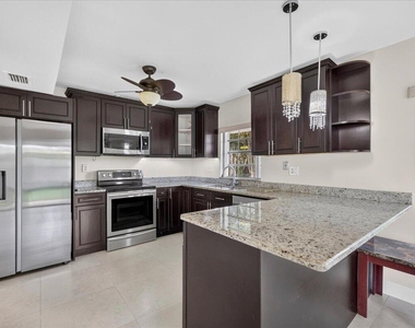 572 Sw 28th Avenue - Photo Thumbnail 1