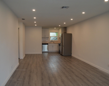 7900 Nw 37th Drive - Photo Thumbnail 2