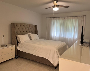 1070 North Drive - Photo Thumbnail 4