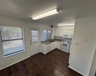 801 Bluebonnet Drive - Photo Thumbnail 6