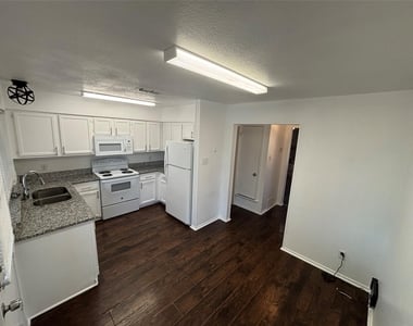 801 Bluebonnet Drive - Photo Thumbnail 4