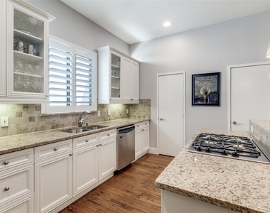 2411 N Hall Street - Photo Thumbnail 10