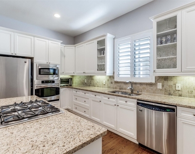 2411 N Hall Street - Photo Thumbnail 8