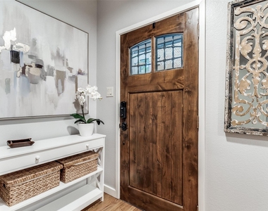 2411 N Hall Street - Photo Thumbnail 3
