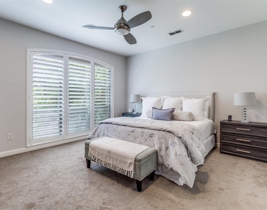 2411 N Hall Street - Photo Thumbnail 17