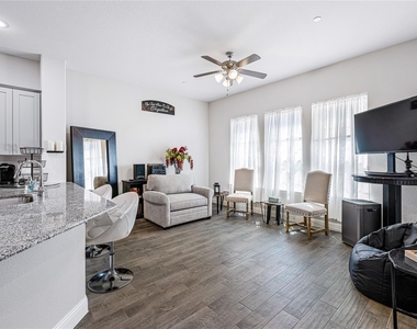 1451 Perrin Lane - Photo Thumbnail 3