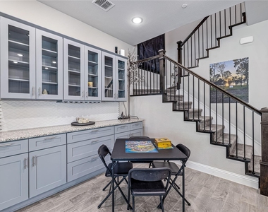 1451 Perrin Lane - Photo Thumbnail 5
