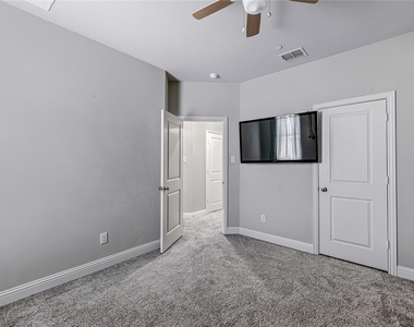 1451 Perrin Lane - Photo Thumbnail 20