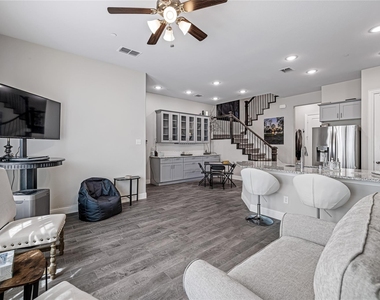 1451 Perrin Lane - Photo Thumbnail 6