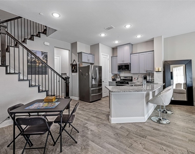 1451 Perrin Lane - Photo Thumbnail 4