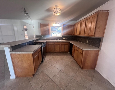 3215 Pine Avenue - Photo Thumbnail 4