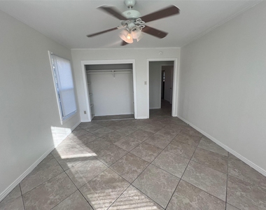 3215 Pine Avenue - Photo Thumbnail 10
