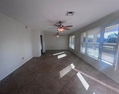 3215 Pine Avenue - Photo Thumbnail 2