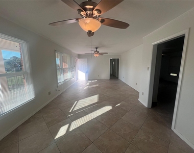 3215 Pine Avenue - Photo Thumbnail 3