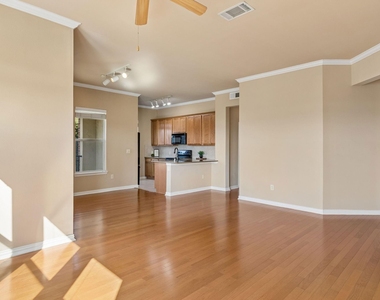 800 E 15th Street - Photo Thumbnail 3