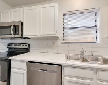 914 Wentwood Drive - Photo Thumbnail 12