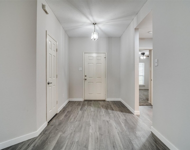 2800 Spencer Circle - Photo Thumbnail 2