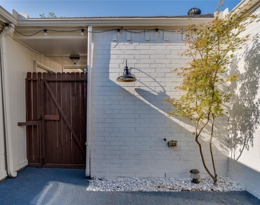 1011 Wimbledon Lane - Photo Thumbnail 3
