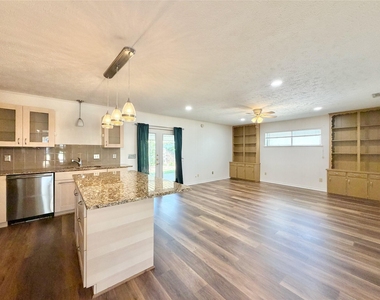 8405 Lullwater Drive - Photo Thumbnail 5