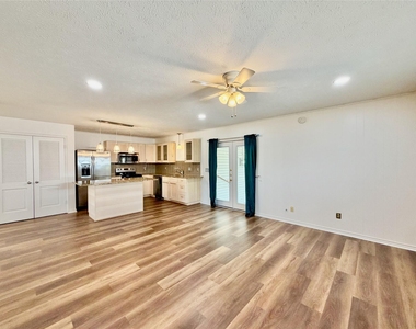 8405 Lullwater Drive - Photo Thumbnail 9