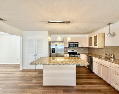 8405 Lullwater Drive - Photo Thumbnail 6