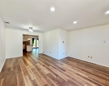 8405 Lullwater Drive - Photo Thumbnail 3