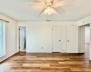 8405 Lullwater Drive - Photo Thumbnail 14