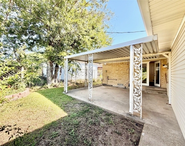 8405 Lullwater Drive - Photo Thumbnail 12