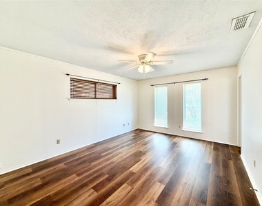 8405 Lullwater Drive - Photo Thumbnail 13