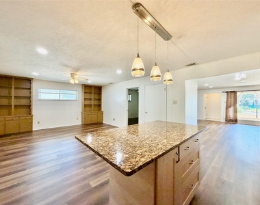8405 Lullwater Drive - Photo Thumbnail 7
