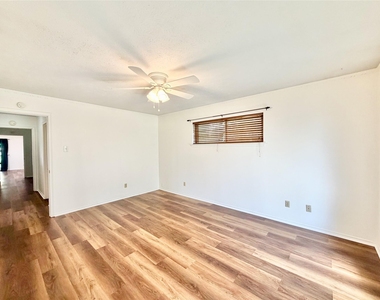 8405 Lullwater Drive - Photo Thumbnail 15