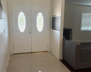 1095 W 17th Street - Photo Thumbnail 5