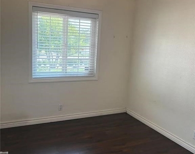 1095 W 17th Street - Photo Thumbnail 16