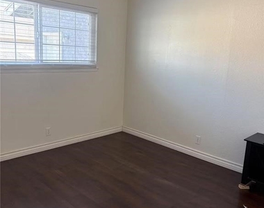 1095 W 17th Street - Photo Thumbnail 12